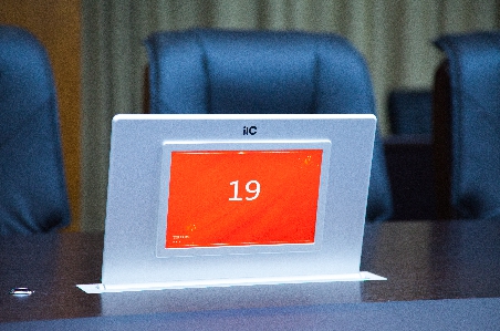 Monitor Meja rapat di belakang